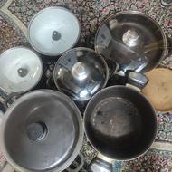 تعدادی قابلمه و ماهیتابه کارکرده