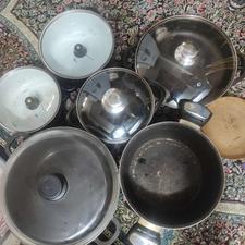 تعدادی قابلمه و ماهیتابه کارکرده