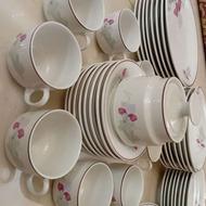 یک سرویس چینی 8نفره با سرویس چایخوری