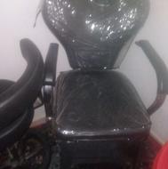 صندلی و میز و اینه ارایشگاه