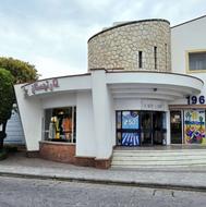 یک نفر خانم فروشنده پوشاک