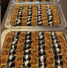 سینی حلوا و خرمای مغزدار مجلسی