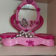 میز آرایشی اسباب بازی همراه با تاج های مختلف