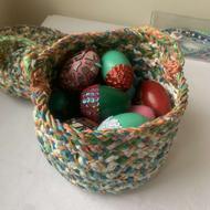 تخم مرغ دست ساز رنگی همراه با سبد