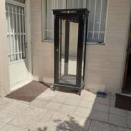 ویترین کلیدداره طبقه هاش هم شیشه ای ونو