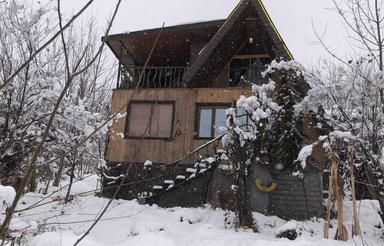 کلبه تو دل برف ، کلبه جنگلی در تیرکن