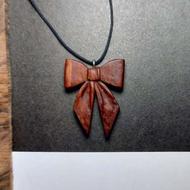 گردنبند پاپیون دستساز از چوب عناب