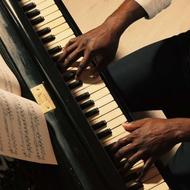 نوازنده کیبورد ارگ موزیک