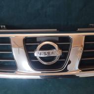 جلو پنجره نیسان پیکاپ به همراه آرم فابریک ، استیل ، ژاپن