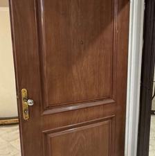 درب چوبی همراه دستگیره و قفل