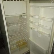 یخچال فریزر سالم تقریبا تمیز فقط دست گیره در نداره تمام