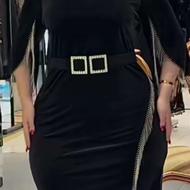 خانم برای عکاسی لباس مجلسی وشلوار جین