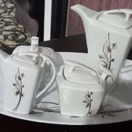 سرویس صبحانه خوری به همراهه یک دیس بزرگ