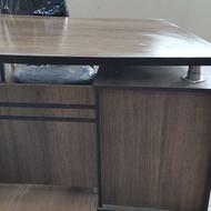 میز مدیریت کاملا سالم و بسیار جادار