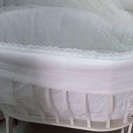 تخت کنار مادر