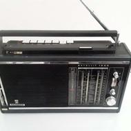 تعدادی تلوزیون ورادیو لامپی انتیک