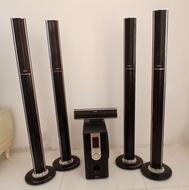 اسپیکر و باند کنار تلویزیون