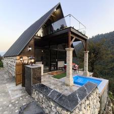 ویلای اسکاتلندی سنگی و چوب با جکوزی رو باز