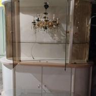 ویترین چوبی به همراه لوستر بسیار تمیز سالم