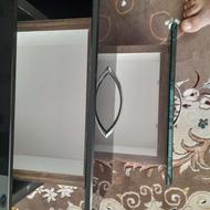 یک میز تلویزیون شیشه ای