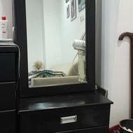 چهار کشو و میز اینه و تخت دو نفره سالم بدون تشک