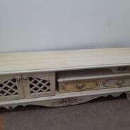 میز تلویزیون در حد نو به دلیل کمبود جا