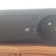 سینمای خانواده همراه با پرده روی دیوار