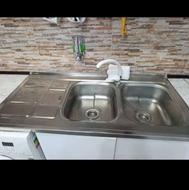 سینک دو لگنه رو کار سالم و تمیز با شیر سفید رنگ و لوله