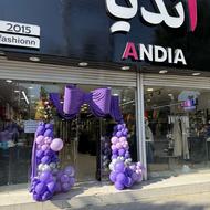 فروشنده زن برای فروشگاه لباس