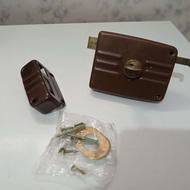 قفل در دروازه حیاط