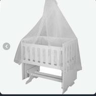 گهواره کنار مادر پیر کاردین