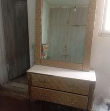 آینه کنسول و چراغ نفتی