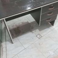 میز وصندلی اداری وقفسه شیشه ای روی میز