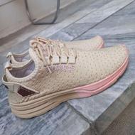 کتونی رنگ کِرم کاملا نو