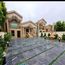 نیم پیلوت 300متری 3خواب شهرکی 