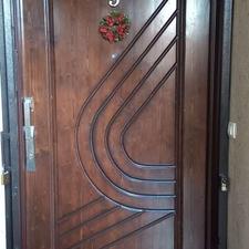درب چوبی بسیار محکم