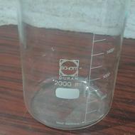 تعدادی بشر شیشه ای و استوانه ای به فروش می‌رسد