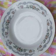 سرویس بشقاب کاسه و دیس و نمکدان و چند عدد دیس مرغ خوری