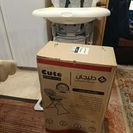 صندلی غذاخوری کودک در حد نو زیبا و محکم دارای کارتن