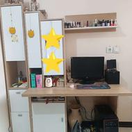 میز کامپیوتر و کتابخانه