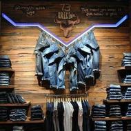 فروشنده مرد در بوتیک مردانه