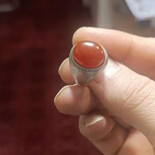 انگشتر عقیق سرخ یمنی کهنسال سرتاسر طوق دار