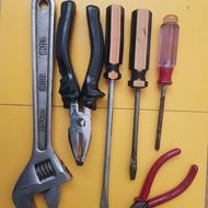 تعدادی آچار ،انبر دست دم باریک و پیچ گوشتی