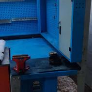 دو عدد میز کار حرفه ای و تجهیزات کارگاهی