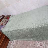 یک عدد تخت و کمد