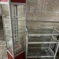 ویترین گردان شیشه ای بهمراه میز ویترین