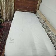 یک تخت یک نفره و میز تحریر به همراه صندلی