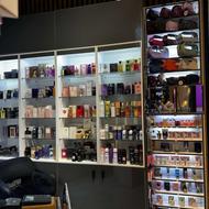ویترین مغازه عطر ادکلن آرایشی