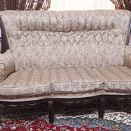 مبل 7 نفره کرم شکلاتی با میز وسط 8 ضلعی