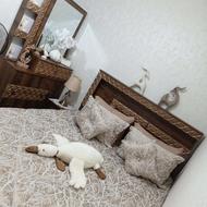 میز ارایش ریلی پشت آینه 3 طبقه ، پاتختی، تاج تخت ریلی میباشد